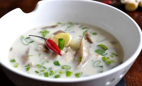 sopa de coco y pollo tailandesa